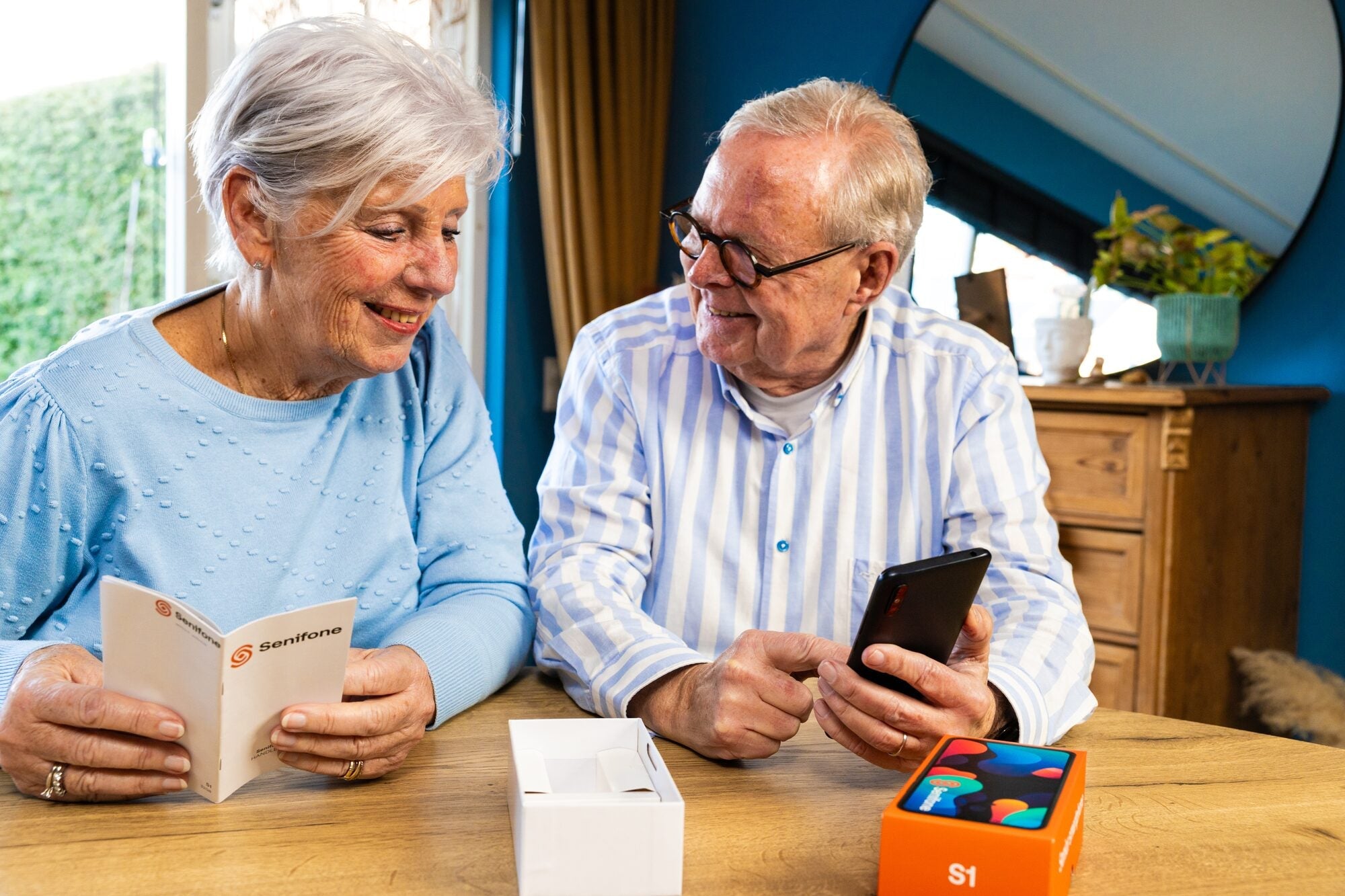 Senioren smartphone met SOS-knop: waar moet je op letten?