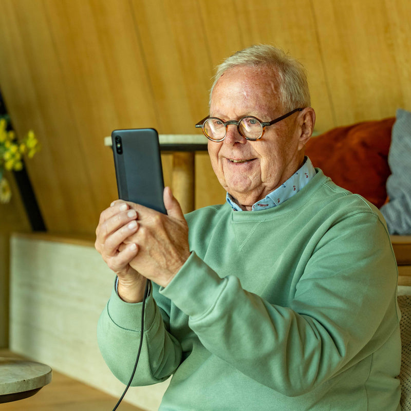 Een man gebruikt zijn Senifone S1