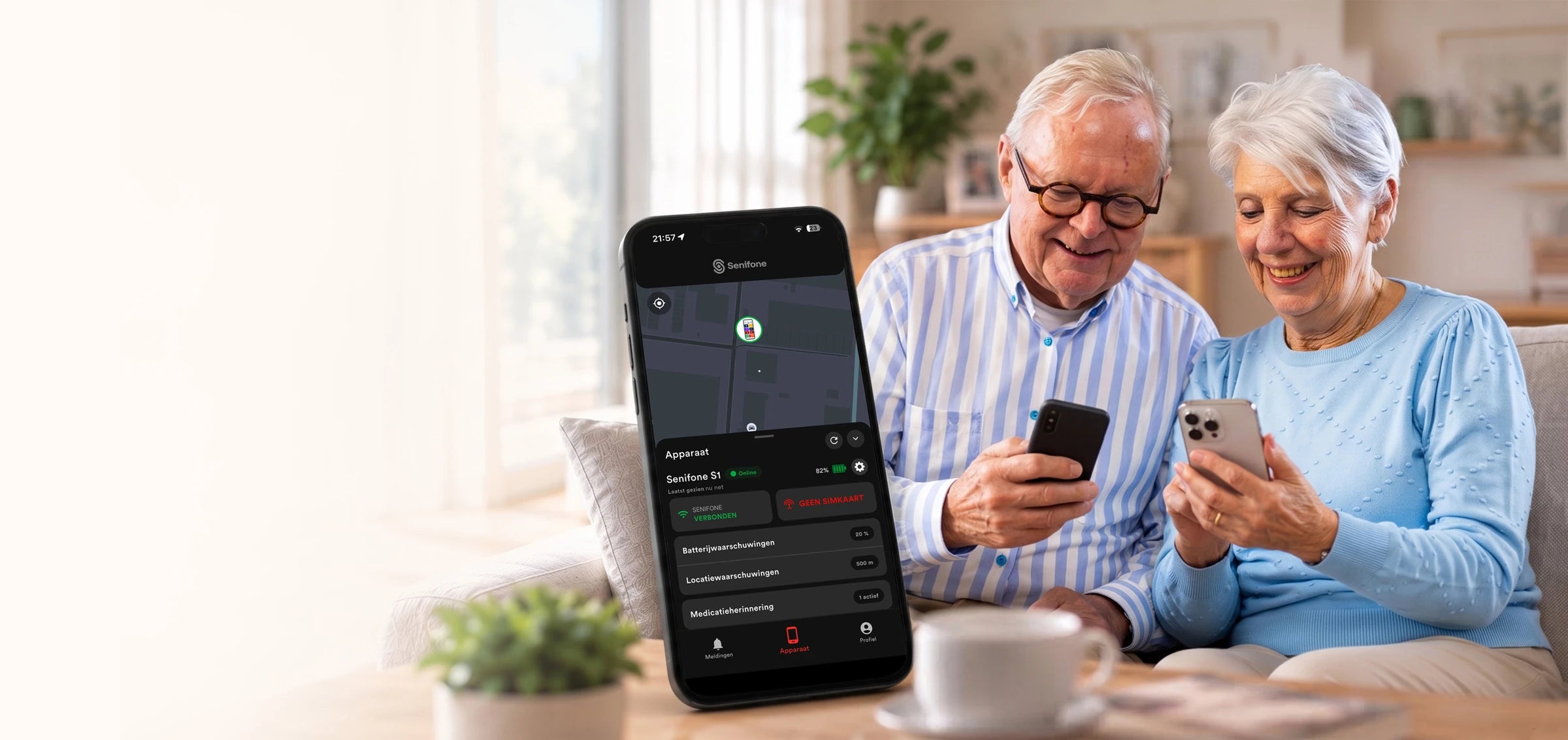 Senioren die telefoons gebruiken naast een voorbeeld van de Senifone Companion App