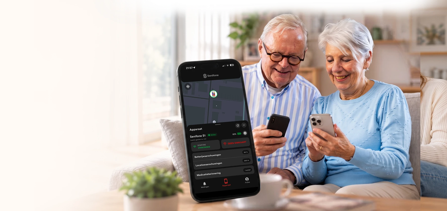 Senioren die telefoons gebruiken naast een voorbeeld van de Senifone Companion App